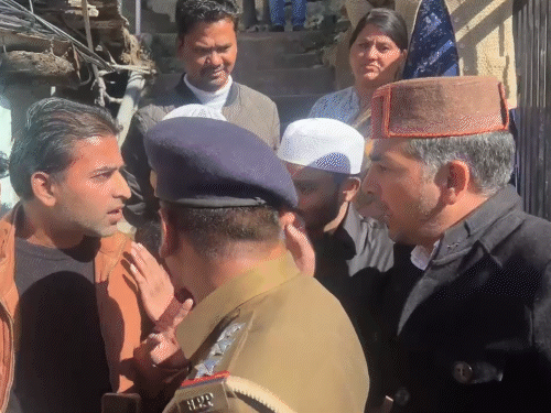 संजौली मस्जिद के बाहर कुछ लोग मस्जिद में जाने की जिद्द करते हुए।।