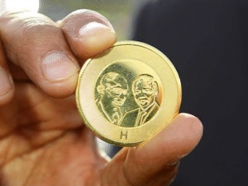 कोलकाता टेस्ट मैच में टॉस के लिए स्पेशल सिक्के का इस्तेमाल किया गया।