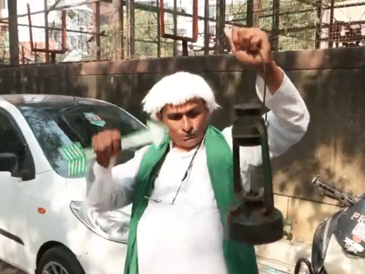 लालू यादव का भेष लिए जदयू समर्थक, तीर से लालटेन को तोड़ते हुए