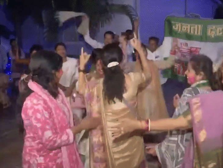 JDU दफ्तर के बाहर जीत का जश्न झूमती महिला कार्यकर्ता