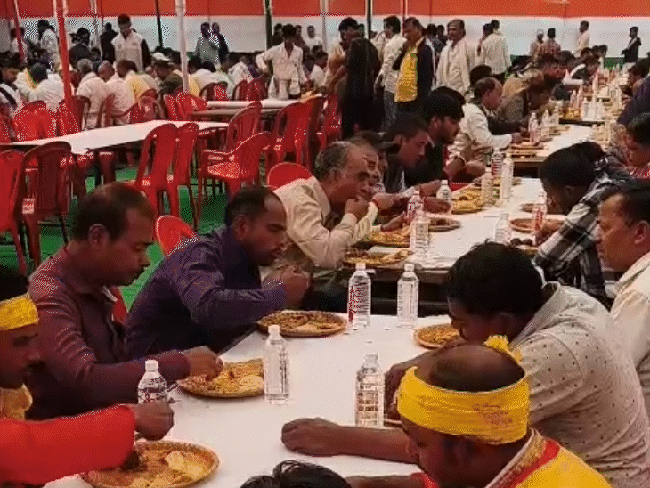 पटना में NDA प्रत्याशी अनंत सिंह के आवास पर उनके समर्थकों के लिए भोज आयोजित किया गया।