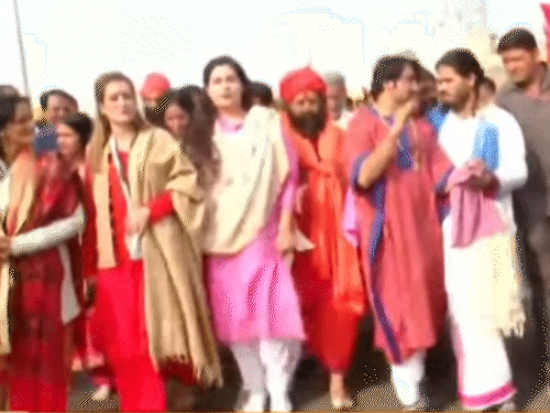 सनातन एकता पदयात्रा में हर्षा रिछारिया भी शामिल हुई हैं।