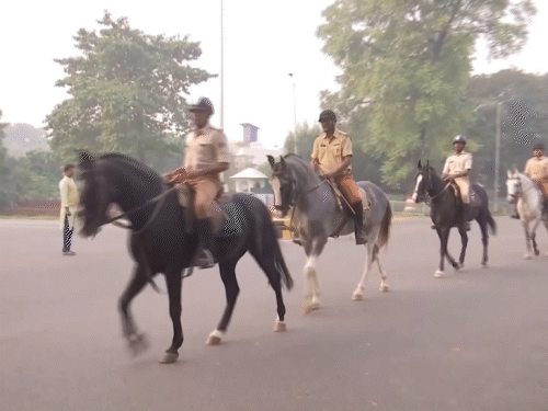 पटना में CM हाउस के बाहर घोड़े से पेट्रोलिंग।