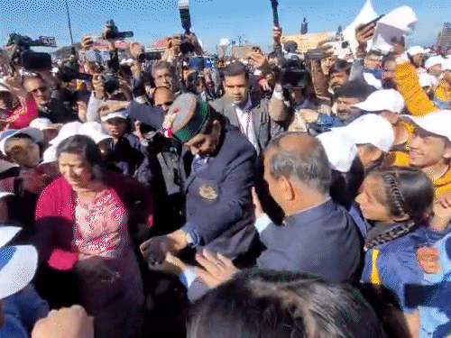 शिमला के रिज पर सीएम सुक्खू बच्चों के साथ बाल दिवस नाचते हुए।