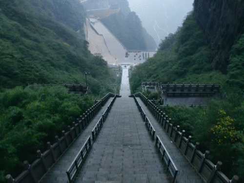 999 सीढ़ियां लगभग 300 मीटर लंबी हैं और ऊंचाई 150 मीटर है।