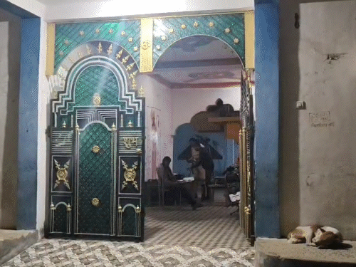 देर रात ही पुलिस पीडितों के बयान दर्ज कर आरोपियों की तलाश में जुटी।