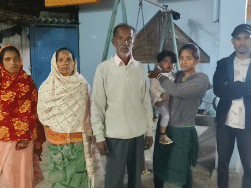 किसान शत्रुघ्न दास परिवार के साथ रहते हैं, जो कि पेशे से किसान हैं।