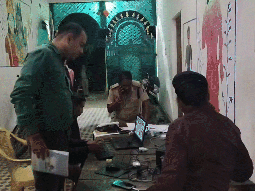 डकैती के बाद पुलिस मौके पर पहुंची और जांच-पड़ताल में जुटी।