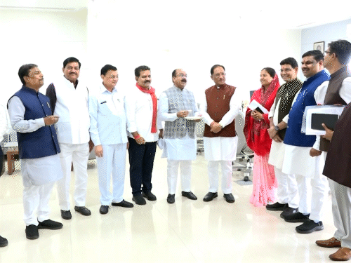 मुख्यमंत्री साय ने अपने मंत्रीमंडल को खिलाई मिठाई।