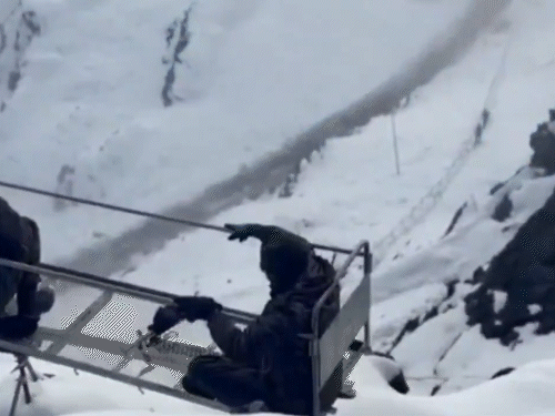 इस मोनो रेल सिस्टम की ट्रॉली में एक साथ 2 लोग बैठ सकते हैं।