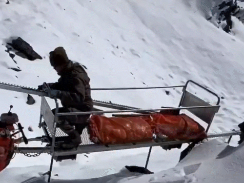 मोनो रेल के ट्रायल में सब्जी और जरूरी सामान ले जाया गया।