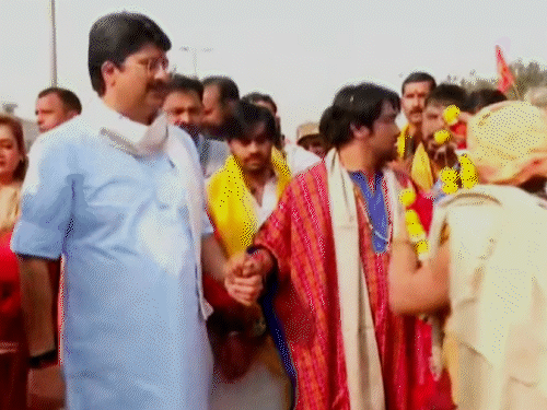 सनातन एकता पदयात्रा में राजा भैया भी शामिल हुए।