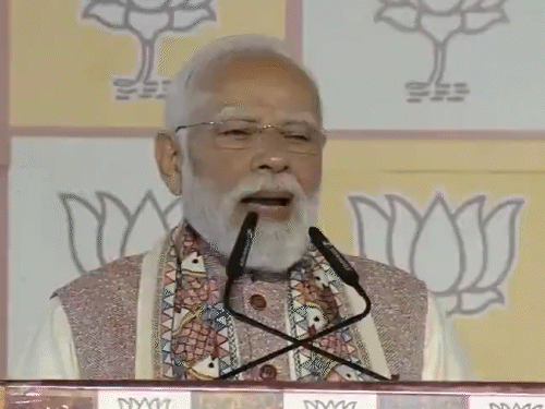 मोदी मफलर हलवत भाजप मुख्यालयात पोहोचले: मखान्याचा हार घातला, म्हणाले- बिहारच्या लोकांनी धमाल केली; टॉप मोमेंट्स पंतप्रधान मोदींनी बिहार निवडणुकीतील विजयी भाषणाची सुरुवात "छठी मैया की जय" च्या घोषणांनी केली. ते म्हणाले की, विरोधी पक्षांनी छठ या महान सणाचा अपमान केला आहे.