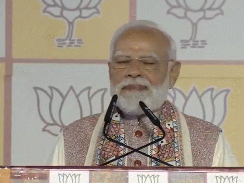 मोदी मफलर हलवत भाजप मुख्यालयात पोहोचले: मखान्याचा हार घातला, म्हणाले- बिहारच्या लोकांनी धमाल केली; टॉप मोमेंट्स पंतप्रधान मोदींनी आपल्या भाषणात बिहारच्या मखानाचा उल्लेख केला. ते म्हणाले की, एनडीएच्या विजयाचा आनंद साजरा करण्यासाठी संपूर्ण बिहारमध्ये मखानाची खीर (टरबूजाच्या बिया) खाल्ली जात आहे. येथेही खीर वाटण्यात आली आहे.