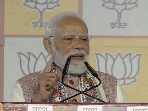 अपने संबोधन के दौरान पीएम मोदी ने फिर के बार NDA सरकार के नारे लगवाए। उनके इतना कहते है कि कार्यकर्ताओं ने दोनों हाथ उठाकर नारे लगाए।