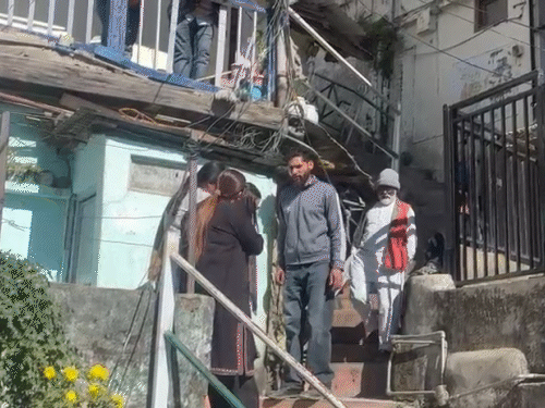 संजौली मस्जिद जाने वाले लोगों को रोकते हुए महिलाएं।