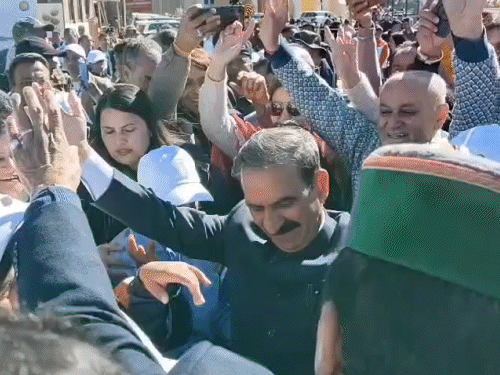 सीएम सुक्खू रिज पर बच्चों के साथ नाचते हुए।