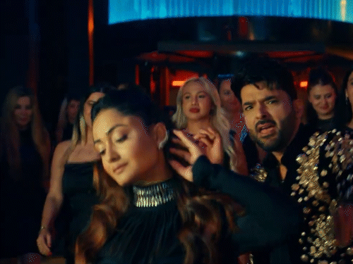 गाने फुर्र में त्रिधा चौधरी और पारुल गुलाटी के साथ डांस करते हुए कपिल शर्मा।