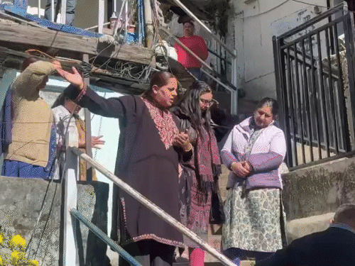 संजौली मस्जिद के बाहर खड़ी महिलाएं बाहरी राज्यों के मुस्लिमों को मस्जिद में जाने से रोकते हुए।