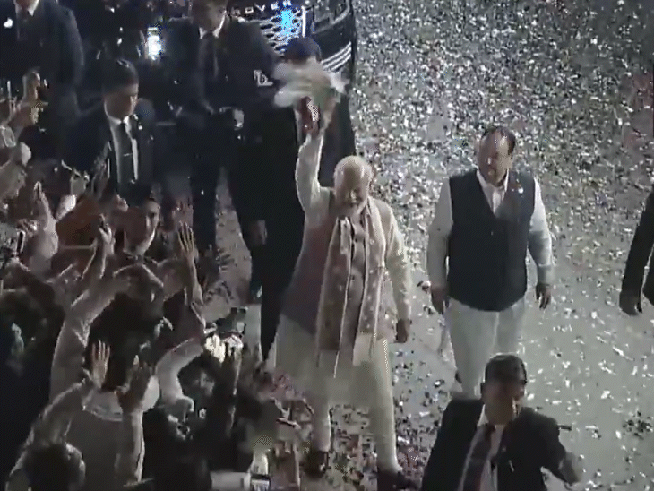 मोदी ने गमछा हिलाकर लोगों का अभिवादन स्वीकार किया।