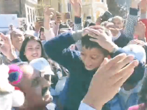 सीएम सुक्खू रिज पर बच्चे को गोद में लेकर नाचते हुए।