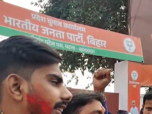 बीजेपी दफ्तर के बाहर समर्थक ढोल बजा रहे हैं।