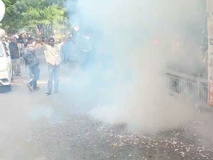 रुझानों के बाद कार्यकर्ता पटाखे फोड़ रहे हैं।