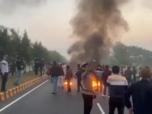 ढाका में कई जगहों पर टायर जलाकर प्रदर्शन किए गए।