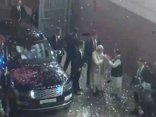 पीएम का भाजपा अध्यक्ष जेपी नड्डा ने गमछा से स्वागत किया।