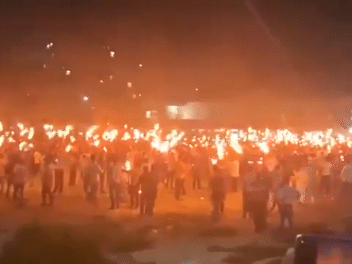 गुरुवार को ढाका के कई इलाकों में लोगों ने हाथों में मशाल लेकर जुलूस निकाली।