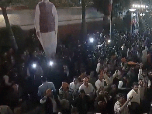 कार्यकर्ताओं ने भी गमछा लहराया।