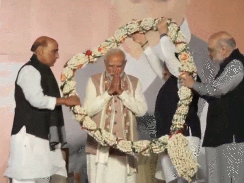 राजनाथ, नड्डा और अमित शाह ने माला पहनाई।