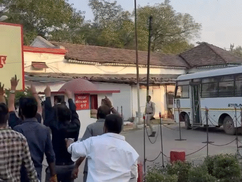 वीरेंद्र सिंह तोमर के समर्थकों ने केंद्रीय जेल के बाहर प्रदर्शन और नारेबाजी भी की।