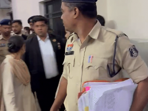 रायपुर पुलिस ने सूदखोर वीरेंद्र तोमर को जिला कोर्ट में पेश किया।