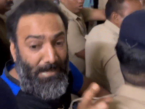 कोर्ट के बाहर वीरेंद्र तोमर ने कहा कि मैं अपराधी नहीं हूं, मुझे फंसाया जा रहा।