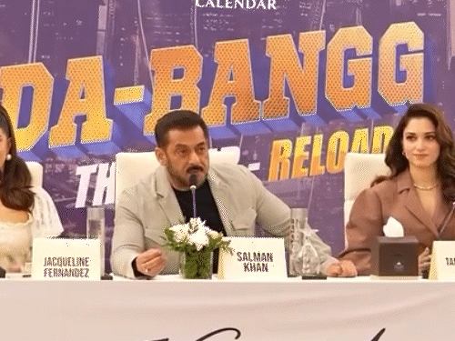 सलमान के दबंग टूर में एक्ट्रेस जैकलीन फर्नांडिस और तमन्ना भाटिया भी शामिल हैं।