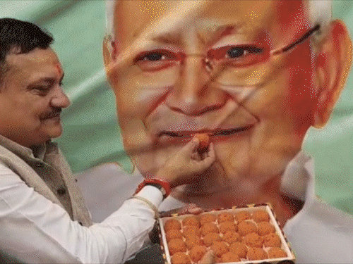 तस्वीर पटना की है। यहां पर भाजपा मुख्यालय के बाहर जश्न मनाया गया।