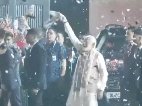 पीएम ने गमछा से कार्यकर्ताओं का अभिवादन किया।