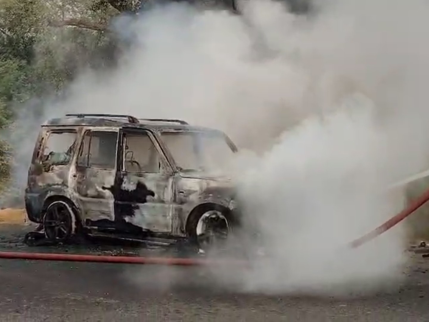 हिसार में चलती स्कॉर्पियो में लगी आग:  ड्राइवर ने कूद कर बचाई जान; धू-धकर जली पूरी गाड़ी, फायर ब्रिगेड ने पाया काबू – Uklanamandi News