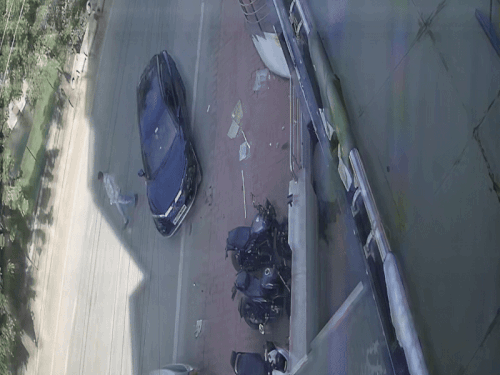 तेज धमाके की आवाज सुनकर आसपास के लोग दुकानों और घरों से बाहर निकल आए। उन्होंने देखा कि एक कार पलटी हुई है और उसमें ड्राइवर फंसा हुआ है। बिना समय गवाएं, लोगों ने तुरंत बचाव कार्य शुरू कर दिया और ड्राइवर को सुरक्षित बाहर निकाल लिया।