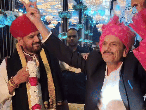 बृजभूषण शरण सिंह के सामने डांस करते पूजा ढांडा के पिता अजमेर ढांडा।