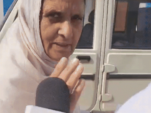 AAP को बढ़त मिलने पर लड्डू बांटते व डांस करते वर्कर और मतगणना केंद्र छोड़कर गईं अकाली दल की उम्मीदवार सुखविंदर कौर। - Dainik Bhaskar