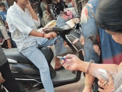 हाथ के जले हुए हिस्से पर टूथपेस्ट लगातीं भाजपा मेयर रेणु बाला गुप्ता। इसके बाद वह अपने घर चली गईं। - Dainik Bhaskar