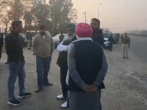 काउंटिंग सेंटर के बाहर पहुंचे पार्टियों के समर्थक।