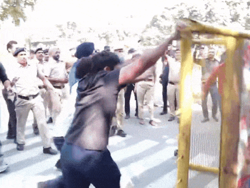 चंडीगढ़ में पीयू में स्टूडेंट विरोध प्रदर्शन किया। इसके बाद मामला हाईकोर्ट में गया।