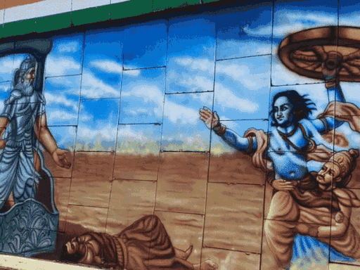 शहर में फ्लाइओवर पर महाभारत से संबंधित बनाया गया चित्र।