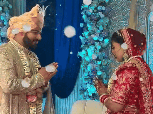 वरमाला के बाद अभिषेक बूरा और पूजा ढांडा ने एक दूसरे को हाथ जोड़कर प्रणाम किया।