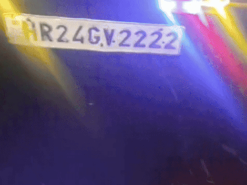 वीडियो में दिखा गाड़ी का नंबर और पुलिसकर्मी