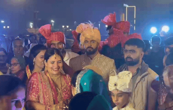 अभिषेक बूरा का पैलेस के गेट पर स्वागत करतीं महिलाएं।