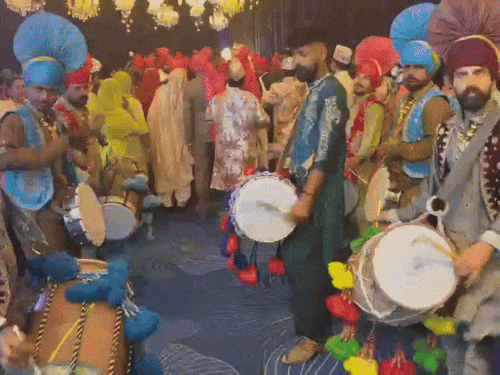 अभिषेक बूरा के पहुंचने पर ढोल व बैंड वालों ने स्वागत में डांस किया।